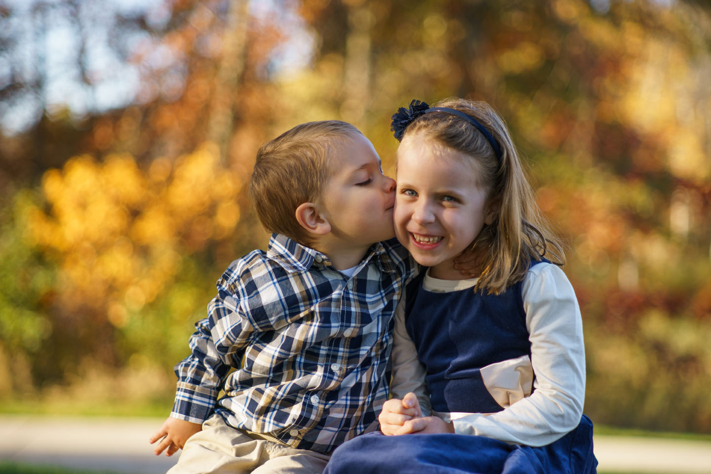 Eagan Family Photography - brother kissing big sister
