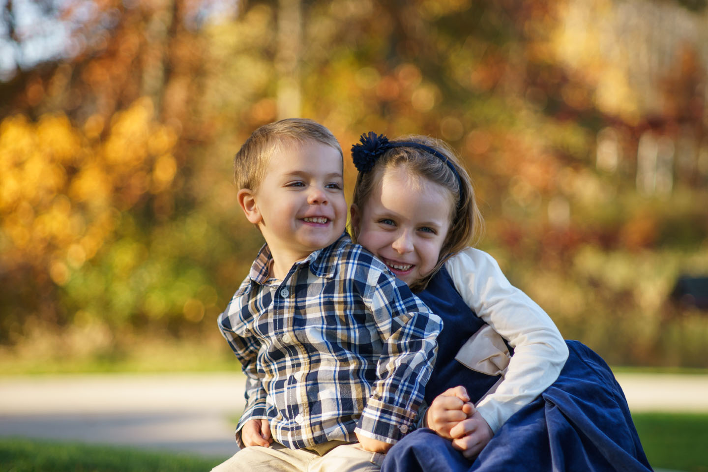 Eagan Family Photography - siblings snuggling
